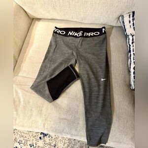 Nike Pro Women’s Mid-Rise Crop Leggings (L)